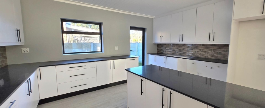 4 Bedroom Property for Sale in Franskraal Western Cape